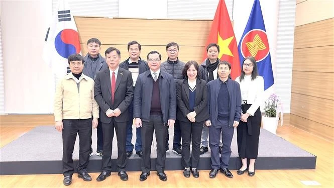 The VGCL delegation and officials of the Vietnamese Embassy in the RoK in a group photo. (Photo: VNA)