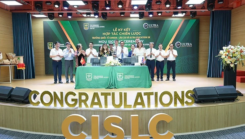 The signing ceremony between CIS Lao Cai and Ultra Education (Photo: nhandan.vn)