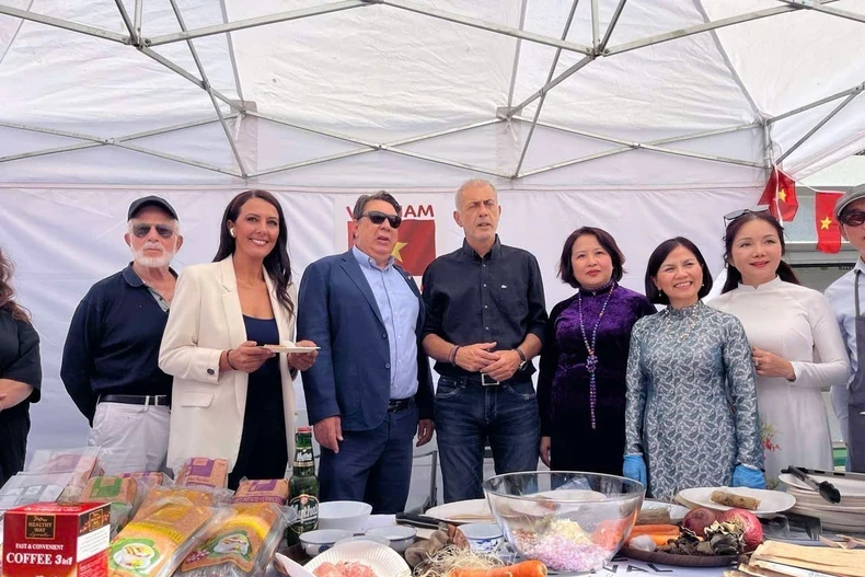 The Vietnamese booth at the “Piraeus Taste Festival 2025” welcomes international friends. (Photo courtesy of the Vietnamese Embassy in Greece)
