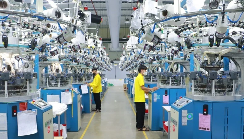 Production underway at Bangjie Knitting (Vietnam) Company Limited in the Pho Noi textile and garment industrial park, Hung Yen province. (Photo: nhandan.vn)