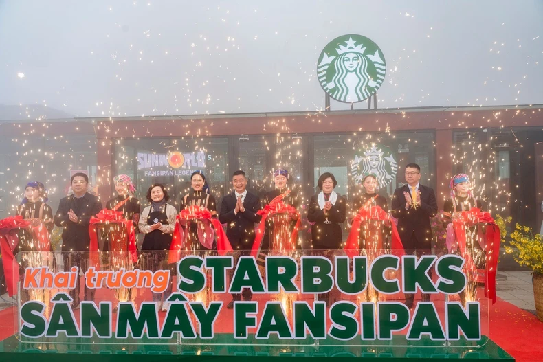 The ribbon-cutting ceremony marked the official operation of the highest Starbucks store in Asia. (Sun Group)