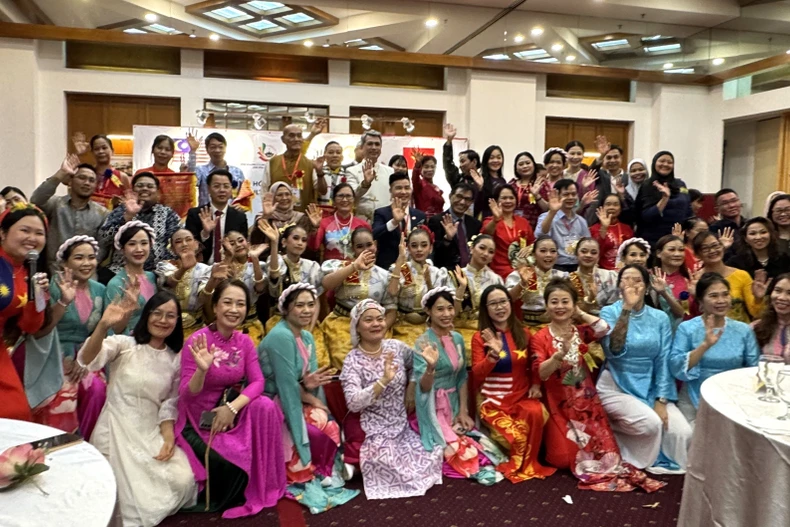 Artists and guests at the event (Photo: VNA)