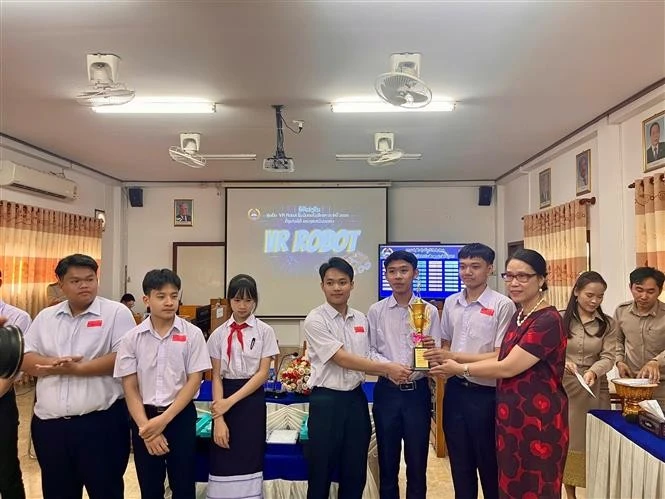 Dang Thi Hai Tam, Consul General of Vietnam in Savannakhet (first, right), presents the champion cup to the winning team (Photo: VNA)