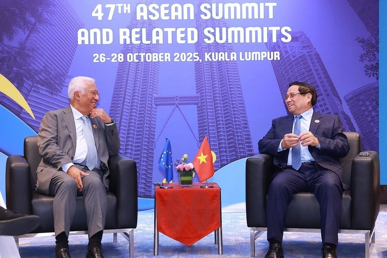 Prime Minister Pham Minh Chinh (R) meets President of the European Council Antonio Costa on the sidelines of the 47th ASEAN Summit in Malaysia. (Photo: VNA)