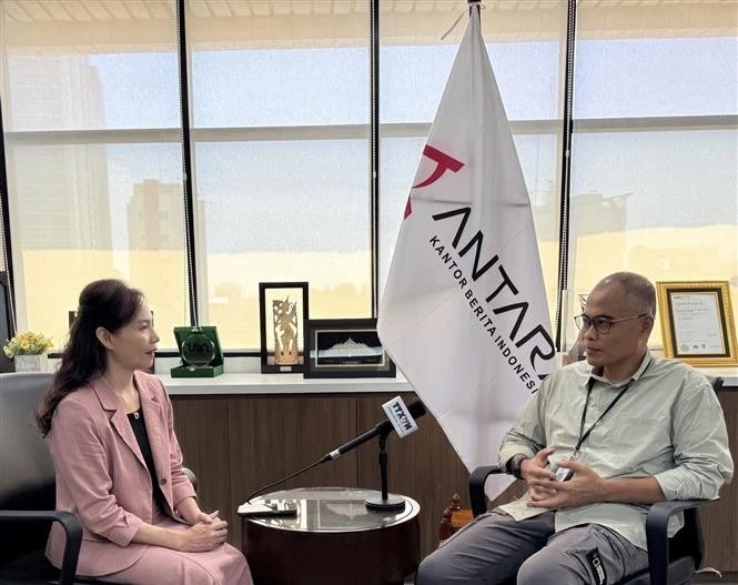 Irfan Junaidi, Director of News at the Indonesian national news agency ANTARA (right) speaks to a VNA correspondent in Jakarta. (Photo: VNA)