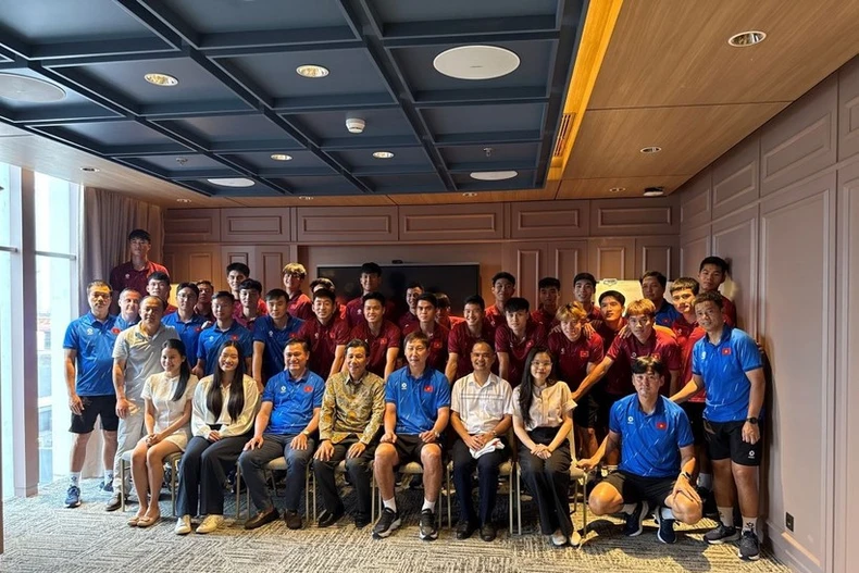 Ambassador Ta Van Thong (fourth, left, front row) staff of the Vietnamese Embassy, and the Vietnamese community in Indonesia pose for a group photo with the Vietnam U23 men's football team. (Photo: VNA)