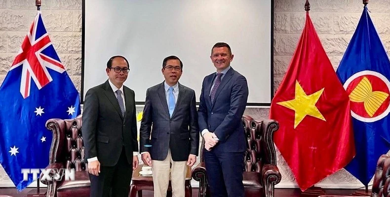 Vietnamese Ambassador to Australia Pham Hung Tam (centre) and Anthony McFarlane (right), communication director of Sunrice Group and Lao Ambassador to Australia, Chatoulong Bouasisavath. (Photo: VNA)