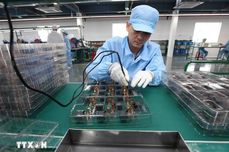 Manufacturing electronic spare parts in Hue city (Photo: VNA)