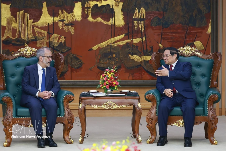 Prime Minister Pham Minh Chinh (R) receives Portuguese Minister of State and Foreign Affairs Paulo Rangel in Hanoi on February 27. (Photo: VNA)