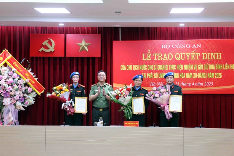 At the handover ceremony (Photo: VNA)