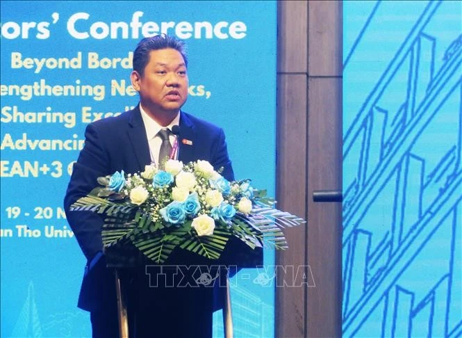 Associate Prof. Dr. Thanapan Laiprakobsup, Executive Director of the ASEAN University Network, speaks at the event (Photo: VNA)