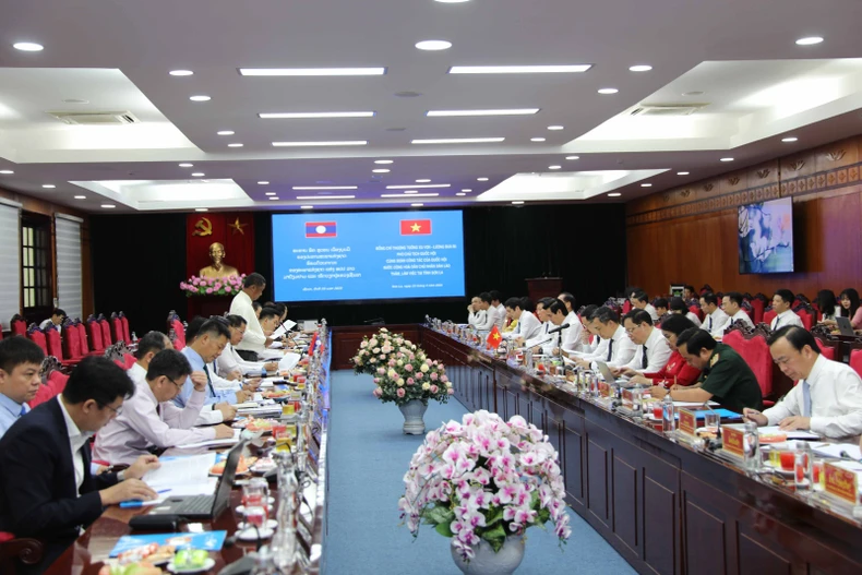 At the working session in Son La on April 23 (Photo: VNA)