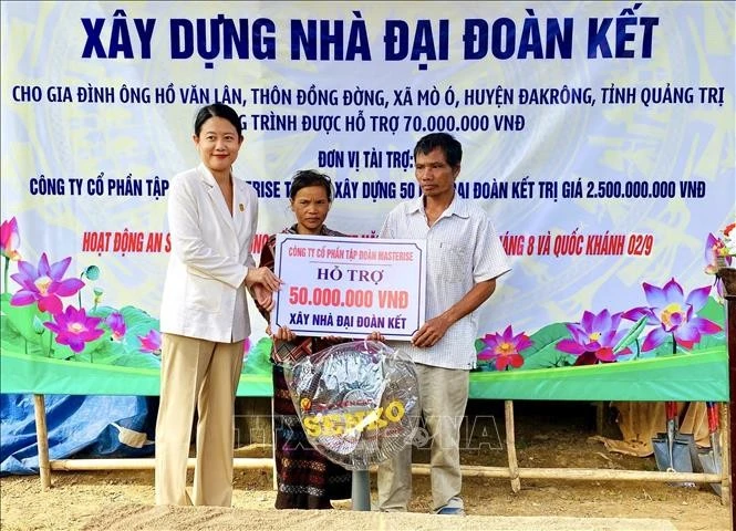 Local authorities symbolically present financial assistance to a poor household in Mo O commune, Dakrong district, Quang Tri province (Photo: VNA)