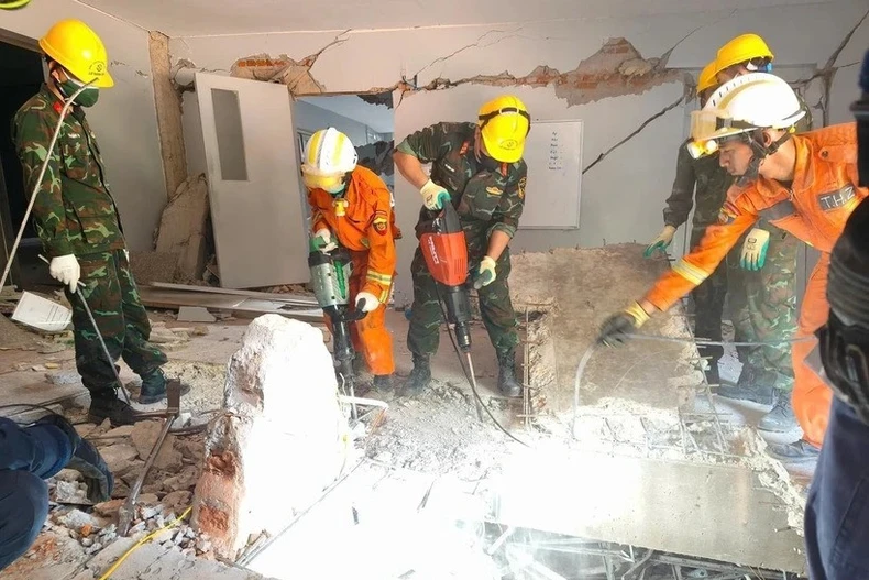 Vietnamese team locates quake victims (Photo: VNA)