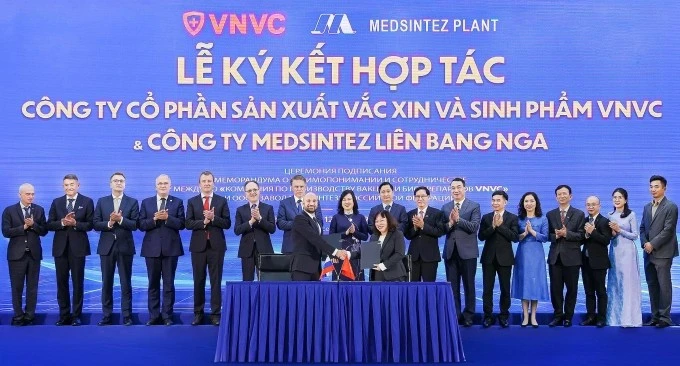 At the signing ceremony between Medsintez and VNVC Vaccine and Biopharmaceutical Manufacturing Plant (Source: vnexpress.net)