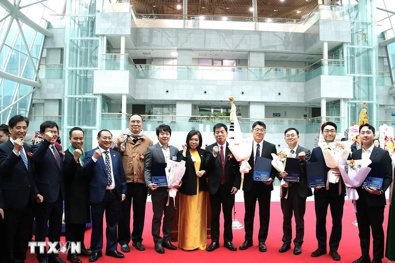 The honoured enterprises and individuals at the event. (Photo: VNA)
