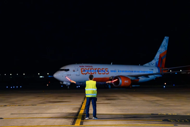 The inaugural flight from New Delhi lands at Phu Quoc International Airport (Photo: Sun Group)