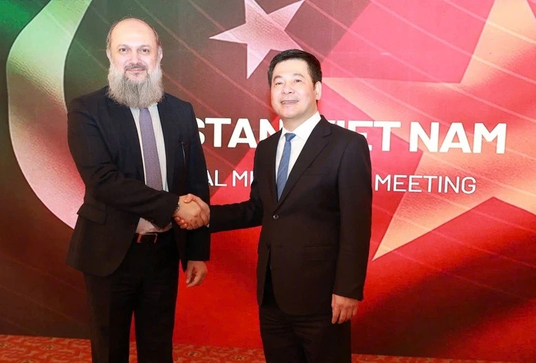 Vietnamese Minister of Industry and Trade Nguyen Hong Dien (R) and Pakistani Minister of Commerce Jam Kamal Khan (Photo: baochinhphu.vn)