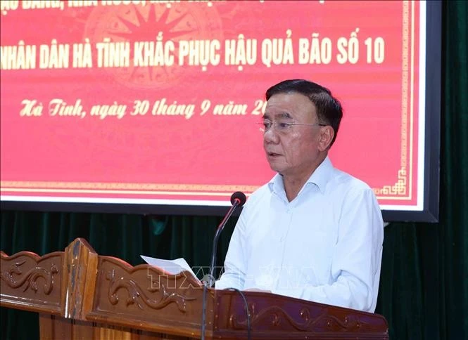 Politburo member and permanent member of the Party Central Committee’s Secretariat Tran Cam Tu at a working session with Ha Tinh leaders on storm recovery efforts. (Photo: VNA)