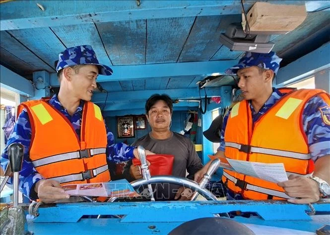 Law enforcement forces at sea in Ho Chi Minh City are working to raise awareness among fishermen about combating illegal, unreported, and unregulated (IUU) fishing (Photo: VNA)