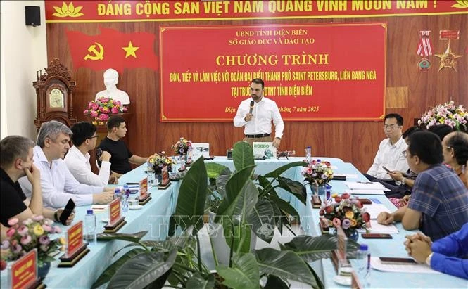 At the meeting between Dien Bien education authorities and a delegation from Saint Petersburg (Photo: VNA)