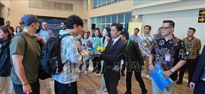 Tourists land in Indonesia following the flight (Photo: VNA)