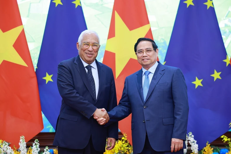 Prime Minister Pham Minh Chinh (R) meets with President of the European Council (EC) António Costa in Hanoi on January 29. (Photo: VNA)