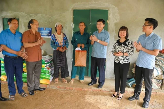 A poor household in Pu Nhi commune receives support to build a new house. (Photo: mattran.org.vn)