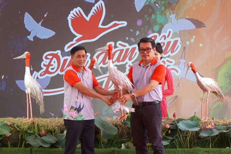 Dong Thap receives the first sarus cranes from Thailand for conservation. (Photo: VNA)