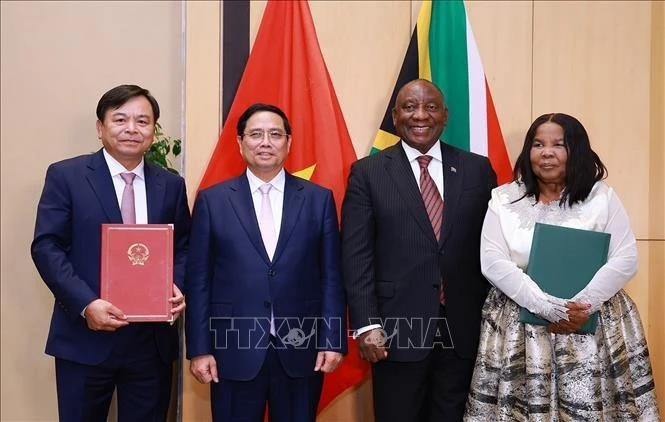 PM Pham Minh Chinh (second, left) and South African President Cyril Ramaphosa witness the signing of a MoU on agricultural cooperation (Photo: VNA)