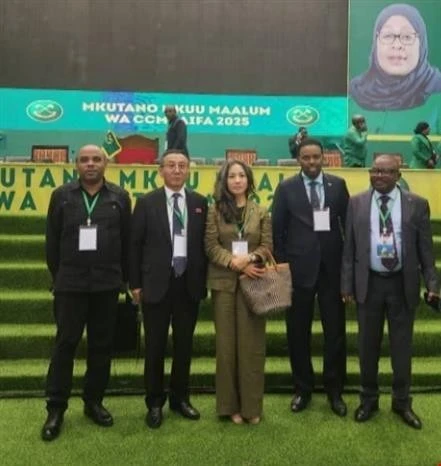 Vietnamese Ambassador to Tanzania Vu Thanh Huyen (central) attends the national congress of the ruling Chama Cha Mapinduzi (CCM) in the African country. (Photo: VNA)