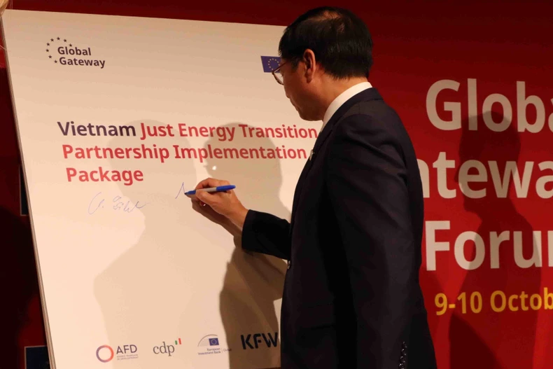 Deputy Prime Minister Bui Thanh Son at the ceremony to announce the EU's support package for Vietnam within the second Global Gateway Forum, held in Brussels, Belgium on October 9, 2025. (Photo: VNA)
