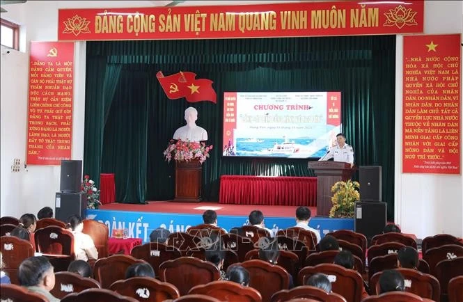 Nearly 200 fishermen attending the event receive guidance on regulations related to combating illegal, unreported, and unregulated (IUU) fishing. (Photo: VNA)