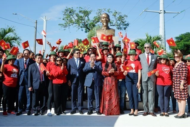 Prime Minister Pham Minh Chinh, his spouse, Vietnamese officials and Dominican friends at a memorial dedicated to President Ho Chi Minh in Santo Domingo, the Dominican Republic, on November 21, 2024. (Photo: VNA)