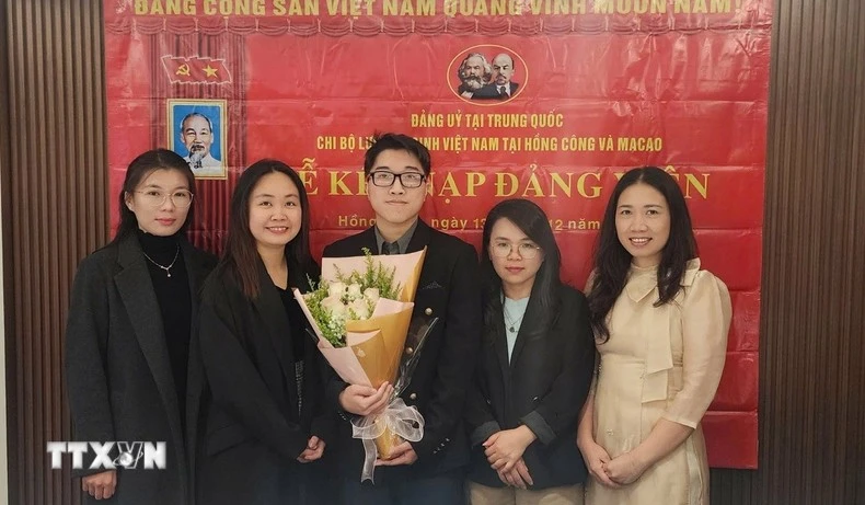 Nguyen Thi Xuan Hue (second from left), a graduate in applied English linguistics from the University of Macau (Photo: VNA)