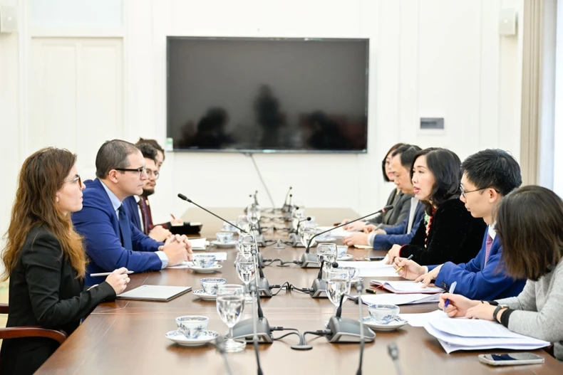 Deputy Minister of Foreign Affairs Le Thi Thu Hang (third, right) hold talks in Hanoi on January 23 with Christopher Cutajar, Permanent Secretary for Foreign Affairs and Tourism of Malta (Photo: VNA)