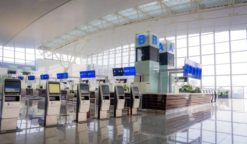 A full suite of automated technologies has been deployed across the Terminal T2 at Noi Bai International Airport, giving travellers greater control over their procedures from check-in to boarding. (Photo: VNA)