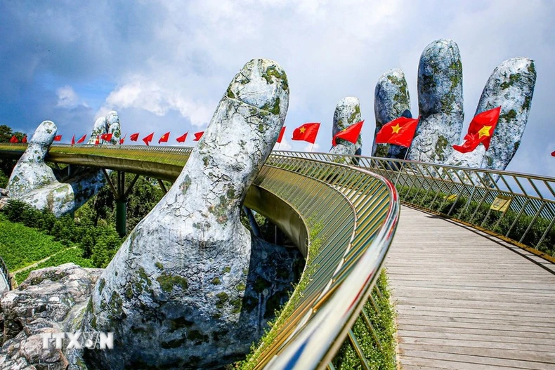 Golden Bridge - an attractive tourist destination for local residents and tourists when visiting the coastal city of Da Nang. (Photo: VNA) 