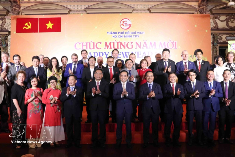 Politburo member and Secretary of the Ho Chi Minh City Party Committee Tran Luu Quang, together with city leaders, poses for a photo with delegates at the meeting. (Photo: VNA)