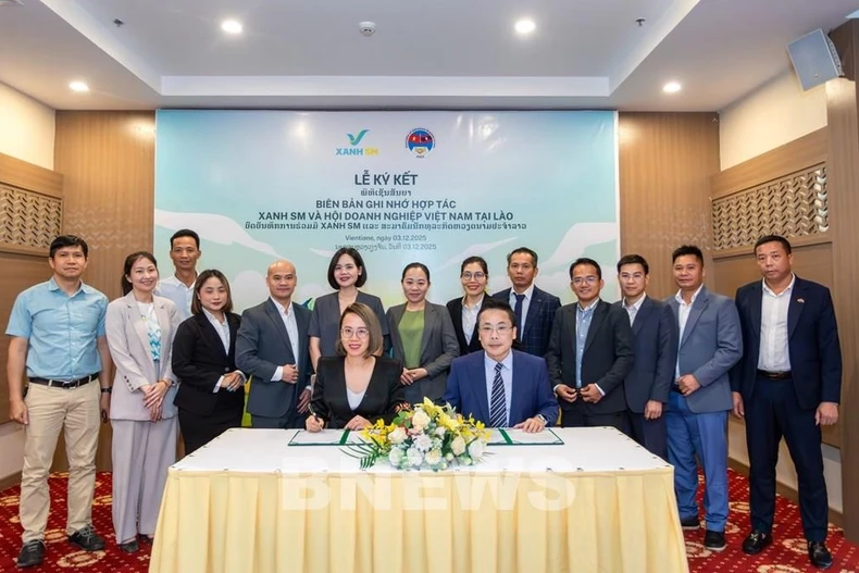 At the signing ceremony of the strategic cooperation agreement between the Lao subsidiary of Vietnam's Green and Smart Mobility JSC (GSM) and the Vietnam Business Association in Laos (AVILA). (Photo: VNA)