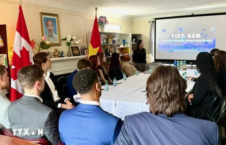 The delegation from Dalhousie University learn about trade opportunities in Vietnam. (Photo: VNA)