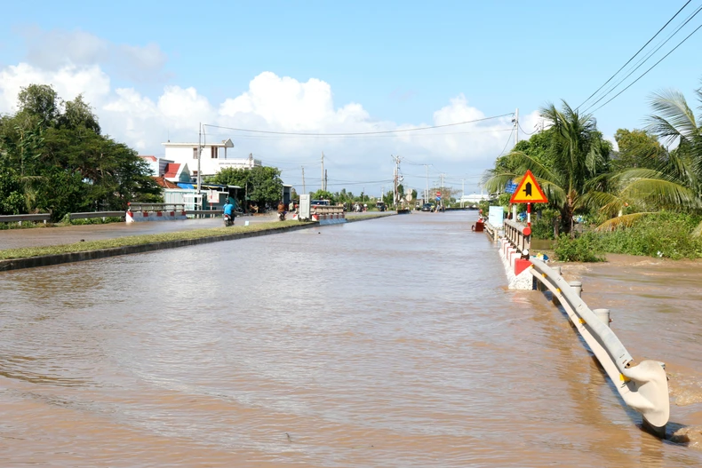 The section of National Highway 1A running through Hong Son commune (Lam Dong) is heavily inundated. (Photo: VNA)