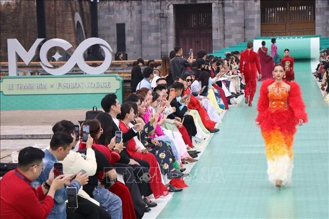 The “Hello Cosmo From Vietnam” Season 2 fashion show kicks off the Miss Cosmo 2025 journey in Hue. (Photo: VNA)