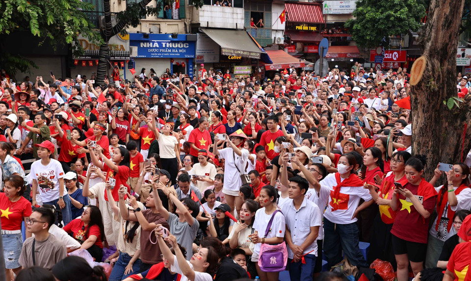 People in the Cua Nam area enthusiastically welcome the passing parade units. (Photo: Thanh Tung - VNA)