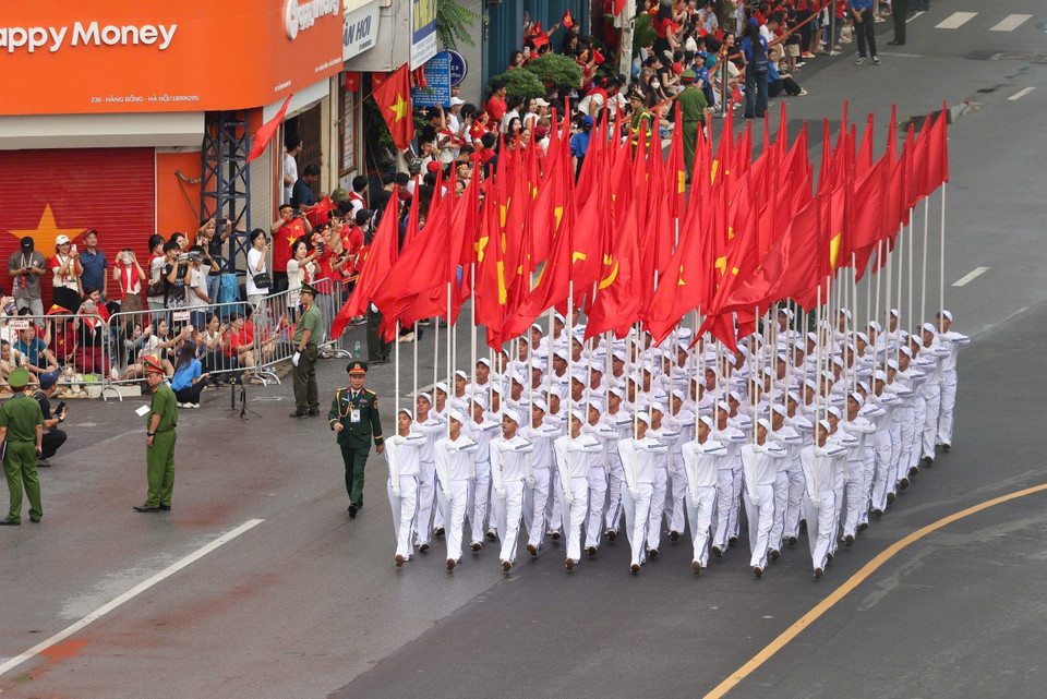 Parade and procession units march along Nguyen Thai Hoc Street during the A80 full-dress rehearsal. (Photo: Cong Dat - VNA)