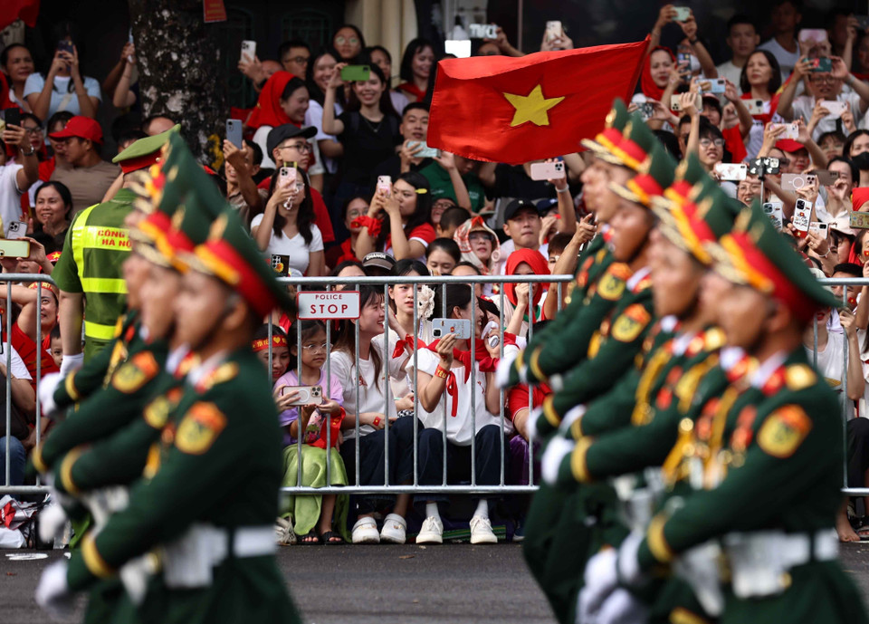 People eagerly welcome the passing parade units. (Photo: Thanh Tung - VNA)