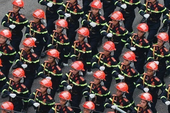 Parade and procession units march through the streets of Hanoi during the full-dress rehearsal. (Photo: Bui Cuong Quyet - VNA)