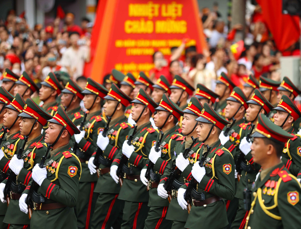 Parade and procession units march past Cua Nam amid a warm welcome from the people. (Photo: Thanh Tung - VNA)