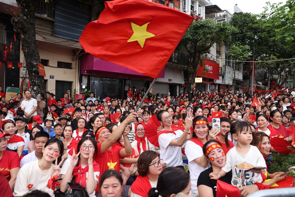 People line streets to welcome the parade and procession units. (Photo: Cong Dat - VNA)