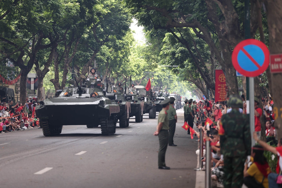 Parade and procession units march through the streets of Hanoi during the full-dress rehearsal. (Photo: Cong Dat - VNA)
